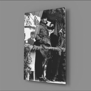 Kahramanın Duruşu: Atatürk'ün Askeri Üniforma ve Kalpaklı Portresi Cam Tablo