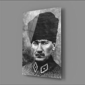 Gözlerindeki Işık: Siyah Beyaz Kalpaklı Atatürk Cam Tablo