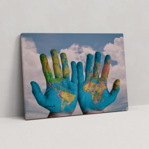 Bulutlu Gökyüzü Zeminde El İçinde Dünya Haritası Kanvas Tablo