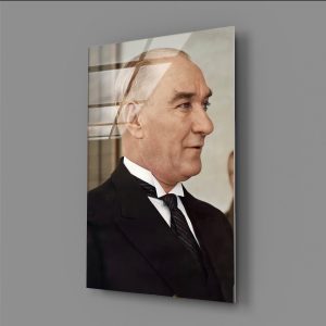 Atatürk'ün İlham Dolu Portresi: Özgürlüğe Adanmışlık Cam Tablo
