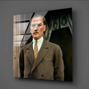 Şıklığın İzinde Atatürk Takım Elbise Detaylı Cam Tablo