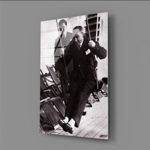 Özgürlük Kanatlarıyla Salınan Atatürk  Cam Tablo
