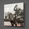 Atatürk'ün Askeri Selamı Siyah Beyaz Kare Cam Tablo