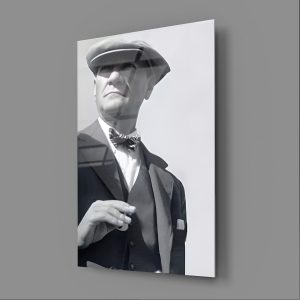 Atatürk Takım Elbiseli Şapkalı Göklere Bakıyor Cam Tablo