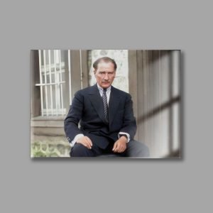 Atatürk Takım Elbisesiyle Otururken Renkli Cam Tablo