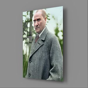 Gri Paltolu Uzaklara Bakan Renkli Atatürk Fotoğrafı Cam Tablo