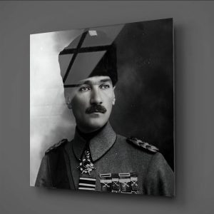 Liderin İzinde Kalpaklı ve Üniformalı Atatürk Cam Tablo