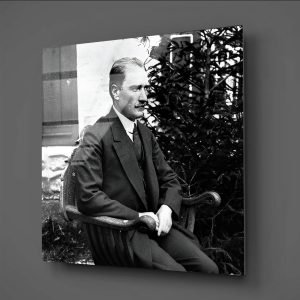 Dinlenen Atatürk Bahçedeki Sandalyede Anı Yakalayan Cam Tablo