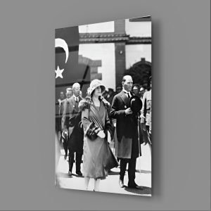 Atatürk'ün Yanında Yürümek Siyah Beyaz Cam Tablo